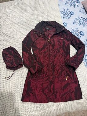 Ellen Tracy Maroon Trench Coat with hidden  Hood and travel bag